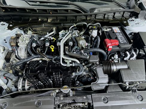 Used 2024 Nissan Altima 2.5 SR FWD image 32