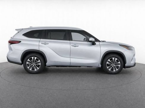 Certified 2025 Toyota Highlander XLE FWD image 2