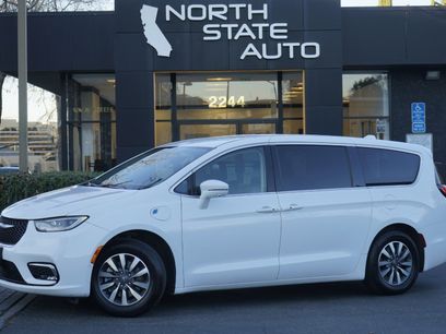 Used 2022 Chrysler Pacifica Touring-L w/ Uconnect Theater Family Group