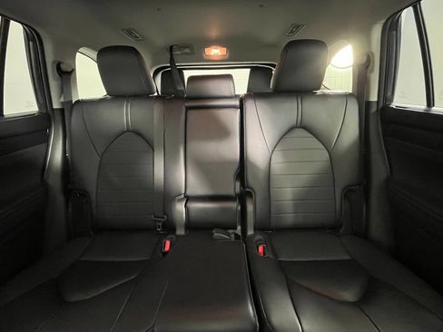 Used 2023 Toyota Highlander XLE AWD/4WD image 18
