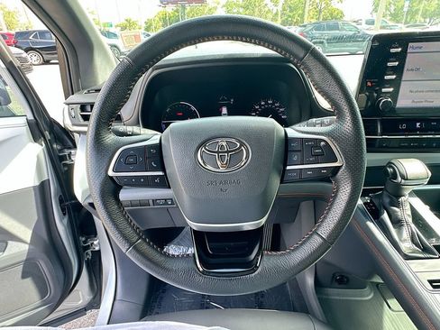 Used 2021 Toyota Sienna XSE FWD image 11