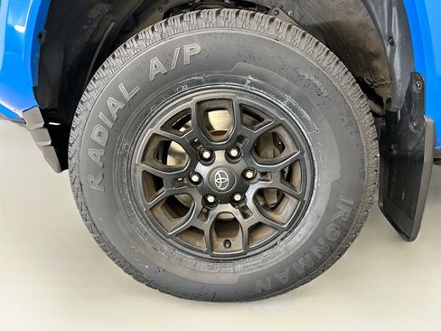 Used 2020 Toyota Tacoma SR5 AWD/4WD image 35
