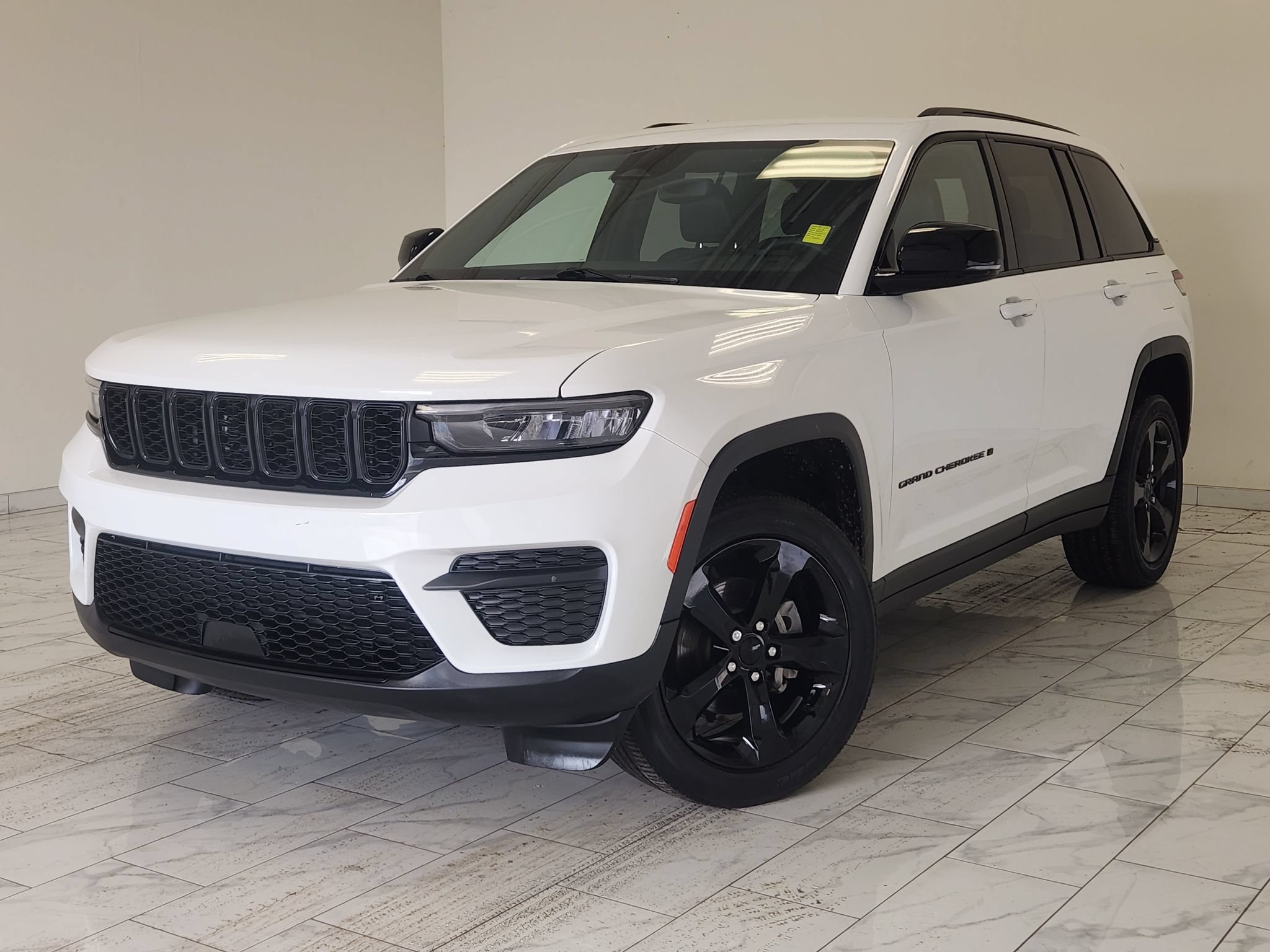 Used 2023 Jeep Grand Cherokee Altitude AWD/4WD image 1
