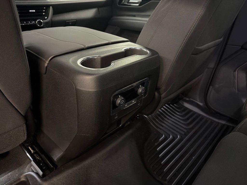 Used 2025 Chevrolet Suburban LS RWD image 17