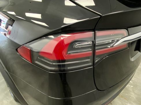 Used 2018 Tesla Model X 75D image 13