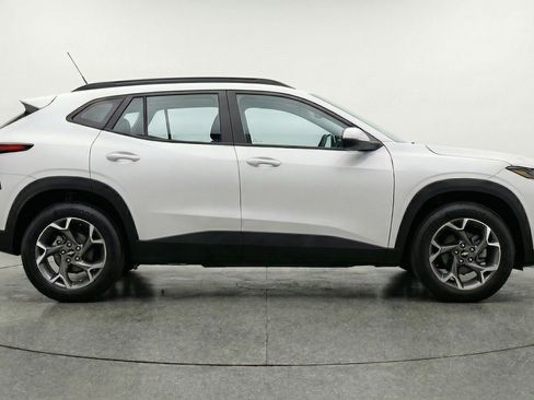Used 2025 Chevrolet Trax LT w/ LT Convenience Package image 11