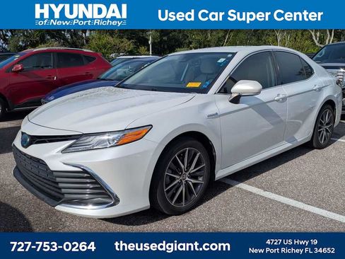 Used 2021 Toyota Camry XLE FWD image 1