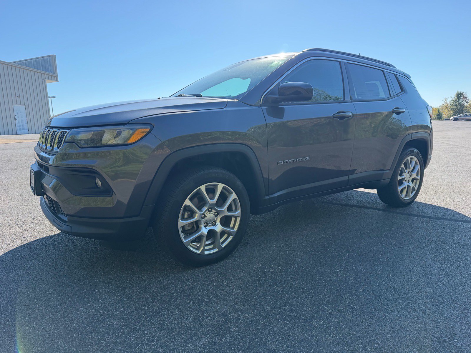 Used 2023 Jeep Compass Latitude w/ Sun and Sound Group AWD/4WD image 7