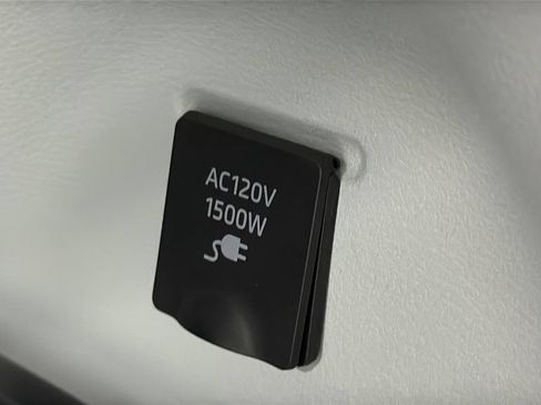Used 2023 Toyota Sienna XSE AWD/4WD image 9