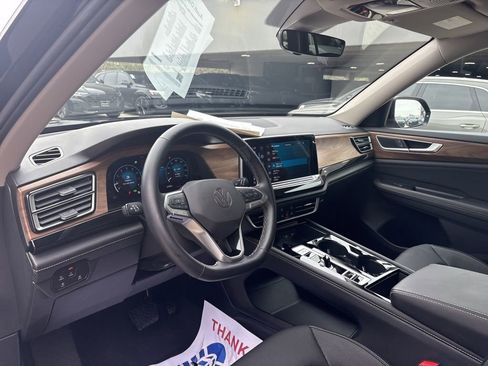 Used 2025 Volkswagen Atlas SE image 12