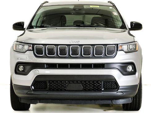 Used 2022 Jeep Compass Latitude w/ Sun and Sound Group AWD/4WD image 2