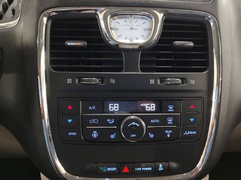 Used 2014 Chrysler Town & Country Touring-L w/ Trailer Tow Group FWD image 10