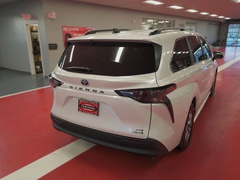 Used 2023 Toyota Sienna XLE w/ XLE Plus Package image 5