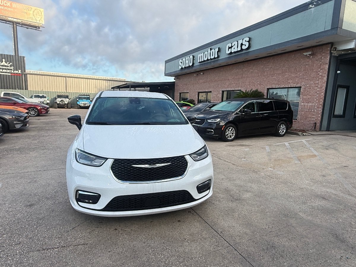 Used 2025 Chrysler Pacifica Select FWD image 8