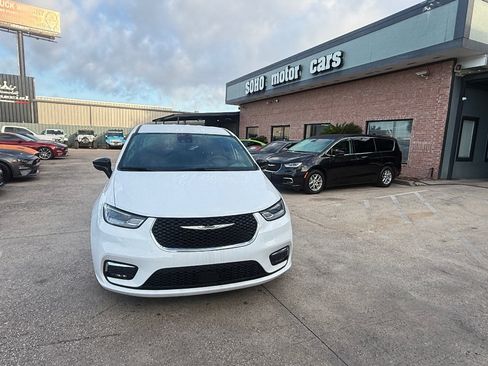 Used 2025 Chrysler Pacifica Select FWD image 8