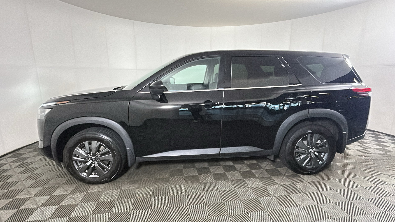 Used 2024 Nissan Pathfinder S AWD/4WD image 7