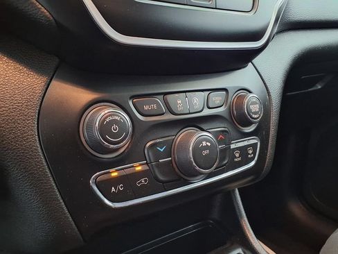 Used 2019 Jeep Cherokee Latitude w/ Popular Appearance Group FWD image 8