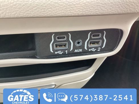 Used 2024 Chrysler Pacifica Touring-L image 26