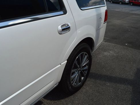 Used 2017 Lincoln Navigator Select RWD image 4