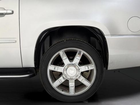 Used 2011 Cadillac Escalade ESV Luxury image 37