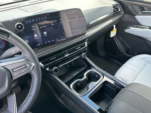 New 2025 Chevrolet Traverse High Country image 32