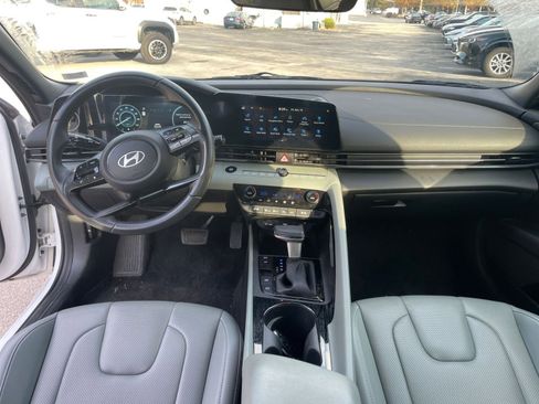 Used 2025 Hyundai Elantra Limited image 31