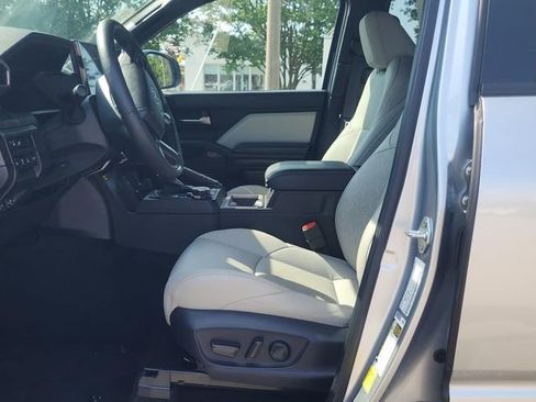 Used 2025 Toyota Tacoma Limited AWD/4WD image 10