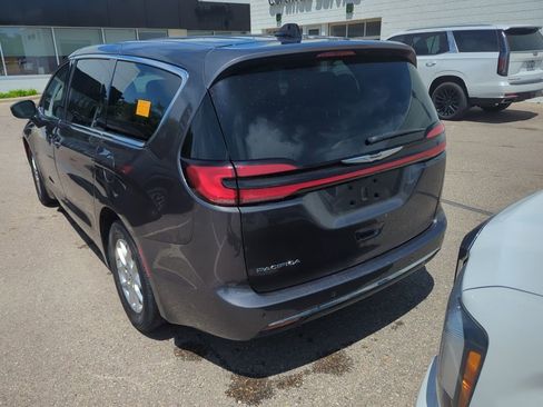 Used 2023 Chrysler Pacifica Touring-L FWD image 6