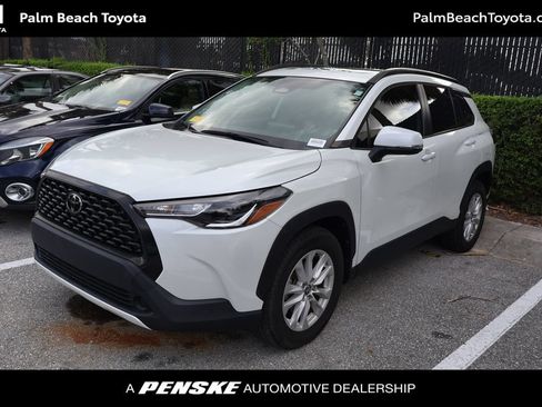 Used 2023 Toyota Corolla Cross LE w/ Moonroof Package FWD image 1
