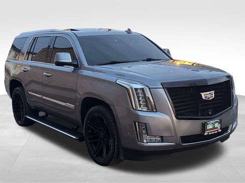 Used 2018 Cadillac Escalade Premium Luxury image 3