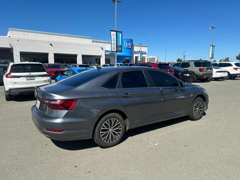 Used 2020 Volkswagen Jetta SE w/ SE Cold Weather Package FWD image 3