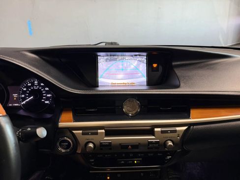 Used 2014 Lexus ES 300h w/ Luxury Package w/Bamboo Trim FWD image 12