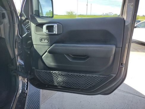 Used 2018 Jeep Wrangler Unlimited Sahara w/ Uconnect 4C Nav & Sound Group AWD/4WD image 22