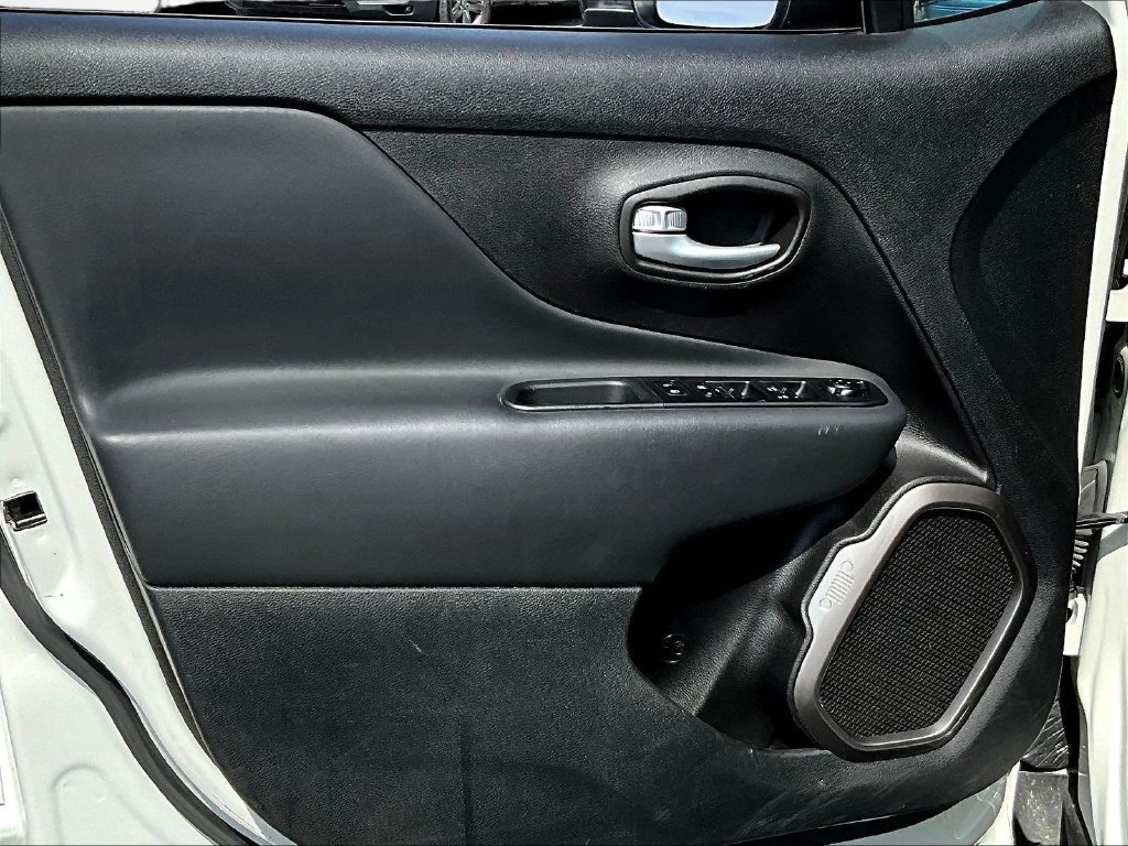 Used 2023 Jeep Renegade Latitude AWD/4WD image 18