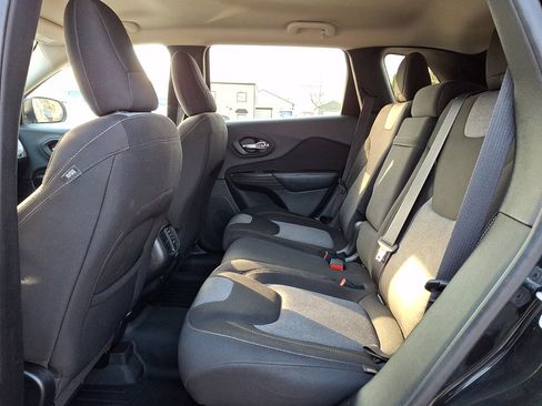 Used 2014 Jeep Cherokee Latitude w/ Comfort/Convenience Group AWD/4WD image 18