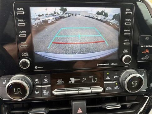 Used 2022 Toyota Highlander XLE FWD image 29