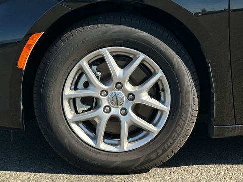 Used 2024 Chrysler Pacifica Touring-L FWD image 32