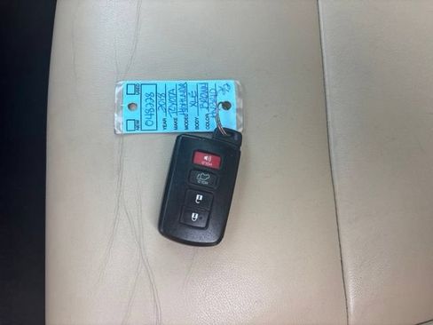 Used 2018 Toyota Highlander XLE AWD/4WD image 31