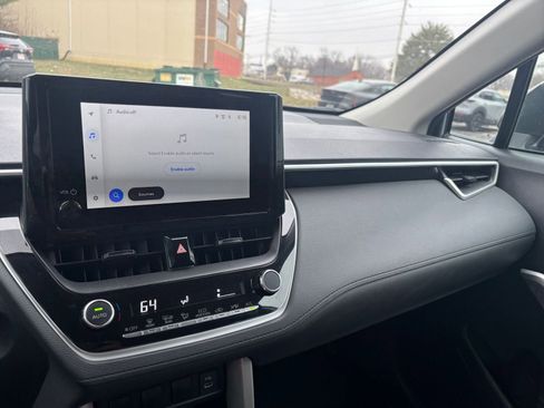 Used 2025 Toyota Corolla Cross LE image 33