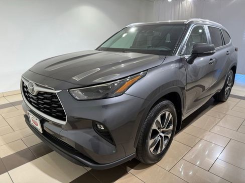Certified 2025 Toyota Highlander XLE AWD/4WD image 3