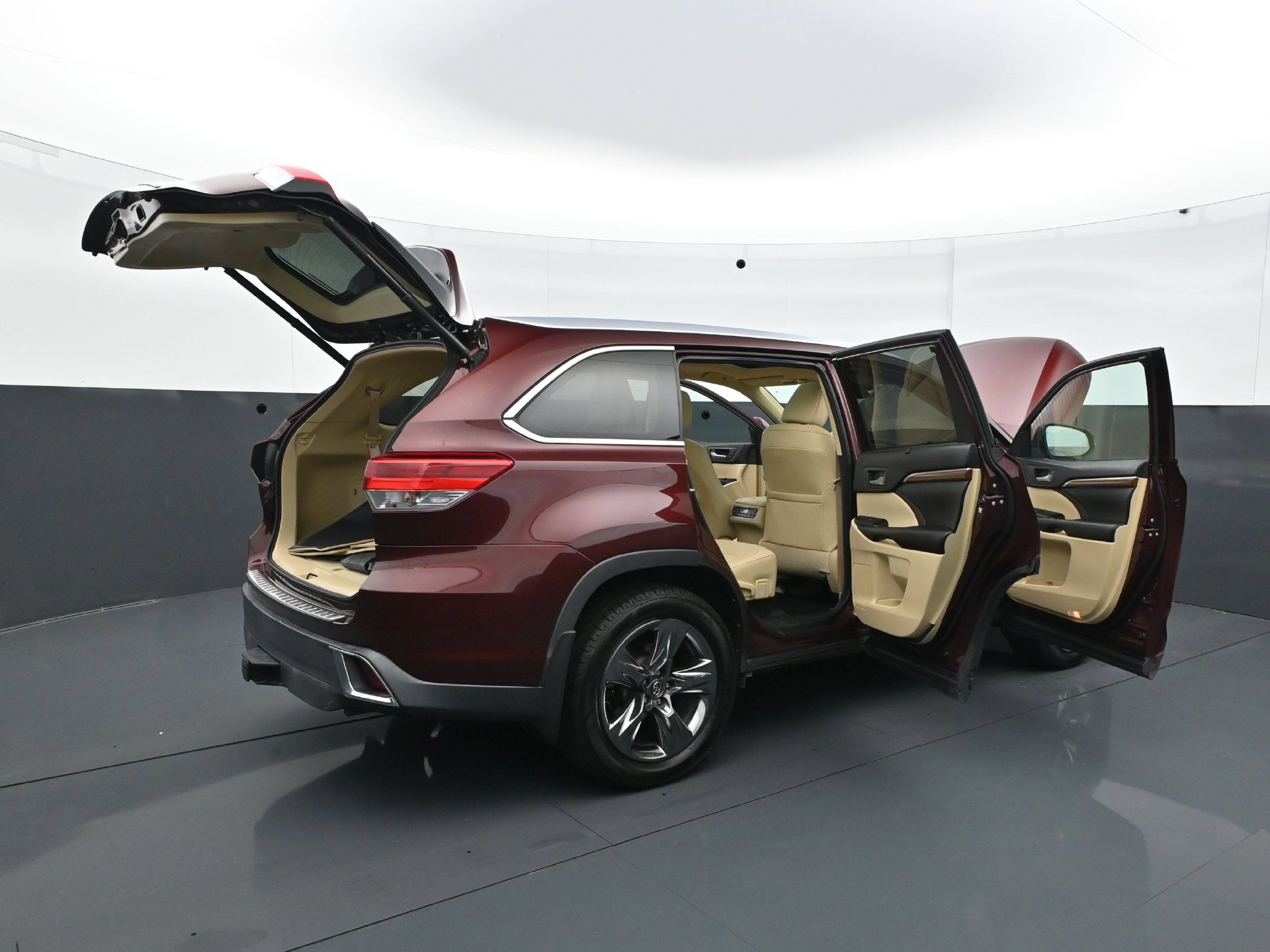 Used 2018 Toyota Highlander Limited Platinum w/ Carpet Mat Package (TMS) AWD/4WD image 32