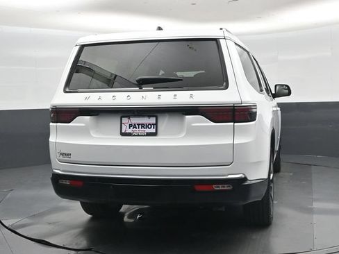 Used 2025 Jeep Wagoneer Series III w/ Premium Group I AWD/4WD image 2