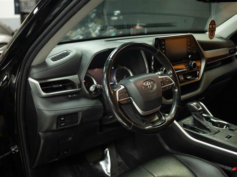 Used 2022 Toyota Highlander XLE FWD image 10