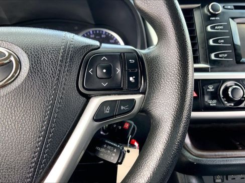 Used 2019 Toyota Highlander LE FWD image 24