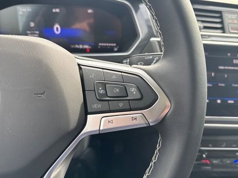 Used 2024 Volkswagen Tiguan SE w/ Panoramic Sunroof Package image 19