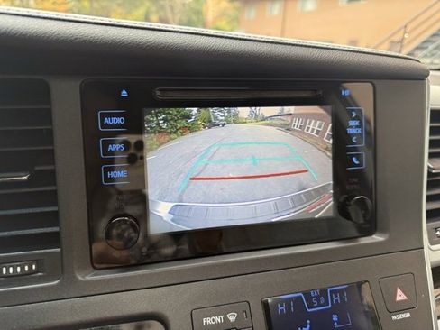 Used 2016 Toyota Sienna Limited image 17