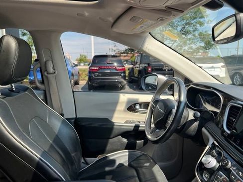 Used 2021 Chrysler Pacifica Limited AWD/4WD image 39