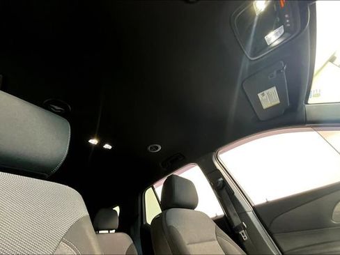 Used 2023 Chevrolet Traverse LT image 22