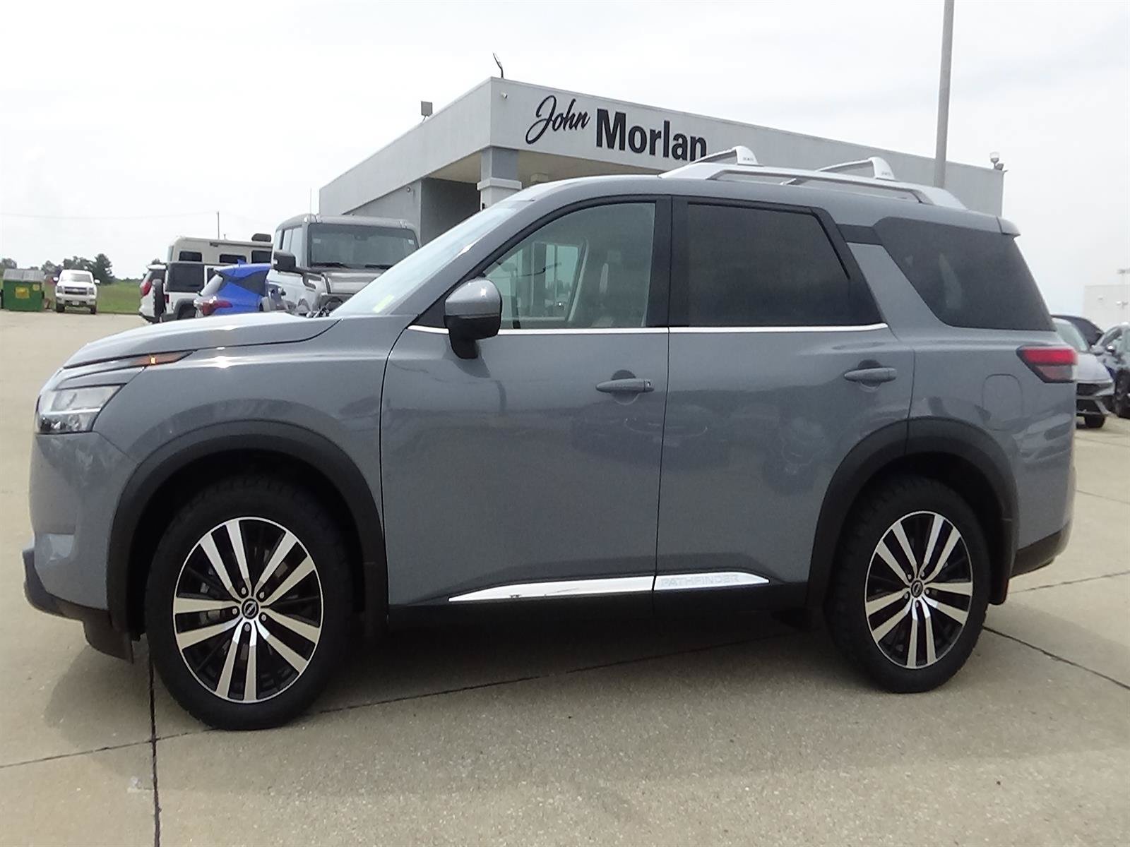 Used 2023 Nissan Pathfinder Platinum w/ Cargo Package AWD/4WD image 1