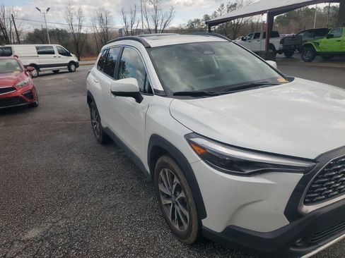 Used 2023 Toyota Corolla Cross XLE w/ Convenience Package image 4